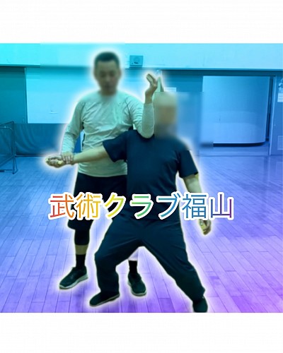 体験者さんに２分程指導。男性に痛みは無いのですがチカラが抜けて立てなくなっています。