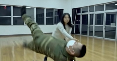 体験者さんに２分程指導。男性に痛みは無いのですがチカラが抜けて立てなくなっています。